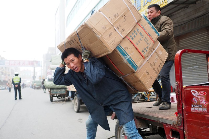 设备搬运:如何选择合适的搬运工具?